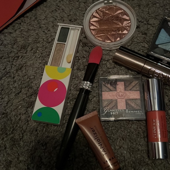 Beauty Bundle of Makeup - Picture 2 of 4